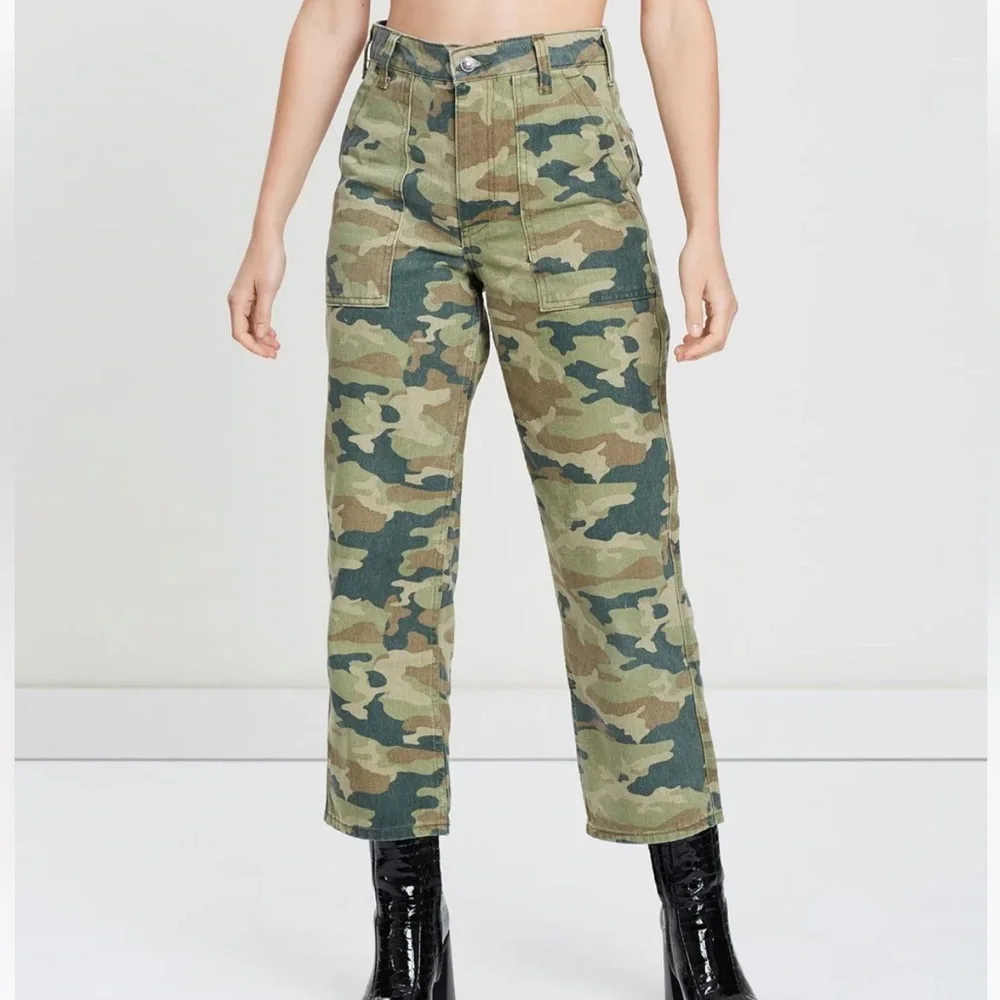 Free People NWOT Remy Camo High Waisted Wide Leg Cropeped Jeans Size 25 - Picture 1 of 10